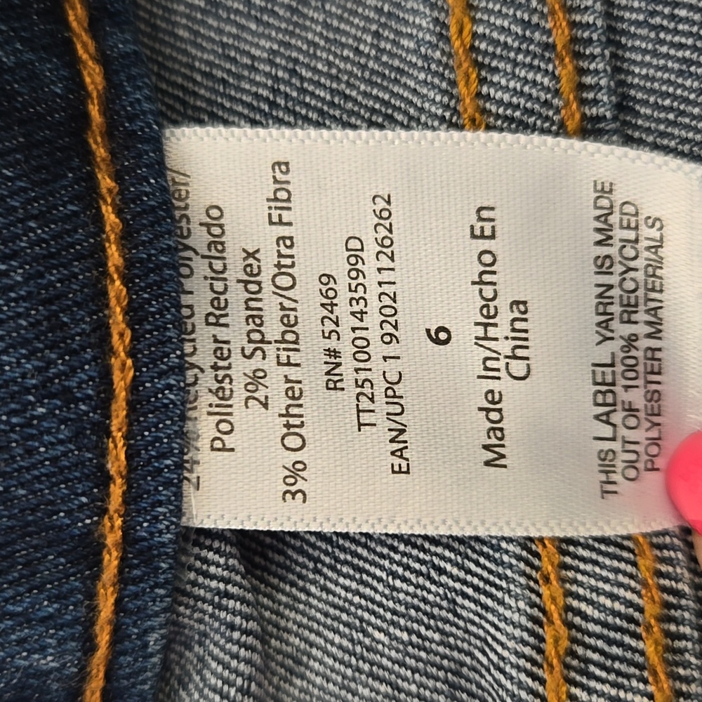 Time and Tru | Slim Fit Capri Jeans with Side Slit Hem Dark Wash - Picture 5 of 5